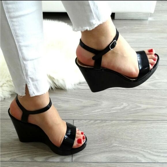 BRAND NEW GUESS GOLD LOGO PLATFORM HIGH WEDGE SANDAL - Picture 1 of 14